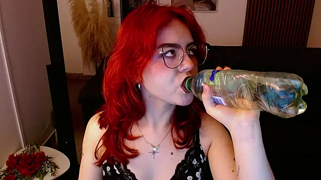 Snapshot of crimson_tati_ chatting on March 21, 5:11 am crimson tati online show from March 21, 5:11 am
