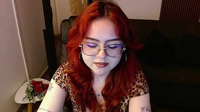 Snapshot of crimson_tati_ chatting on February 16, 8:21 am crimson tati online show from February 16, 8:21 am