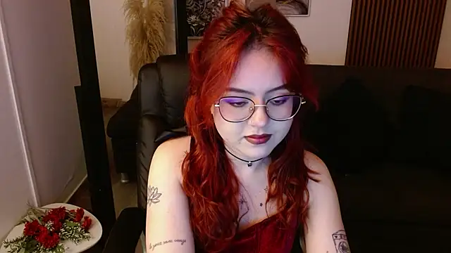 Snapshot of crimson_tati_ chatting on February 19, 5:05 am crimson tati online show from February 19, 5:05 am
