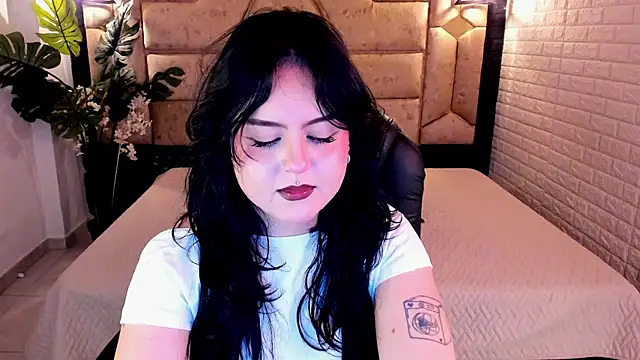 Snapshot of crimson_tati_ chatting on June 6, 6:29 am crimson tati online show from June 6, 6:29 am