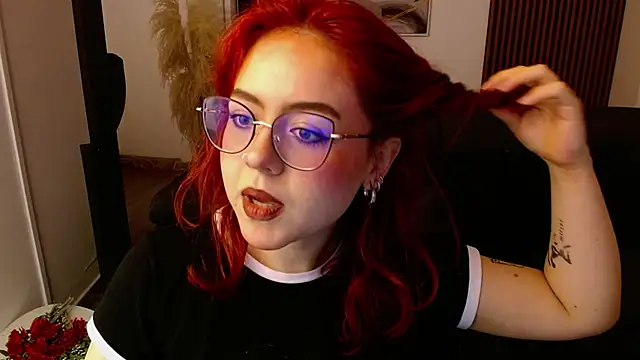 Snapshot of crimson_tati_ chatting on March 18, 4:07 am crimson tati online show from March 18, 4:07 am