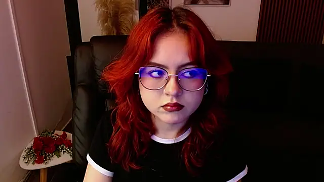 Snapshot of crimson_tati_ chatting on March 7, 4:02 am crimson tati online show from March 7, 4:02 am