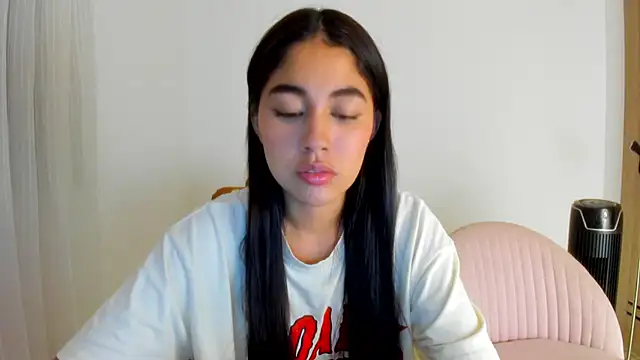 Snapshot of AriaMontgomery chatting on June 16, 5:18 am AriaMontgomery online show from June 16, 5:18 am