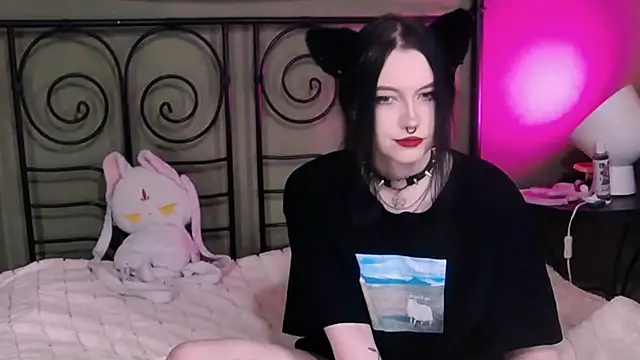 Snapshot of BlackyTea chatting on October 31, 3:25 am BlackyTea online show from October 31, 3:25 am