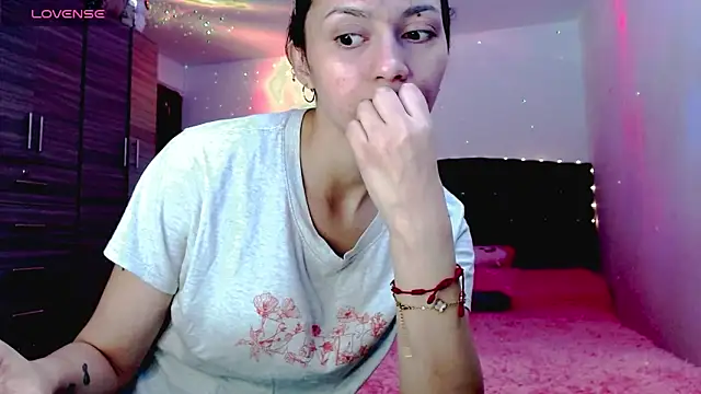 Snapshot of holy_juli chatting on November 30, 3:40 am holy juli online show from November 30, 3:40 am