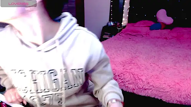 Snapshot of holy_juli chatting on December 4, 4:00 am holy juli online show from December 4, 4:00 am