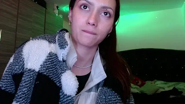 Snapshot of holy_juli chatting on June 10, 3:41 am holy juli online show from June 10, 3:41 am