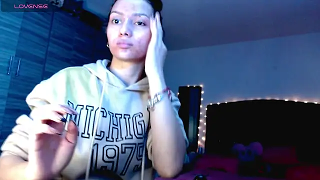 holy juli online show from December 16, 3:55 am