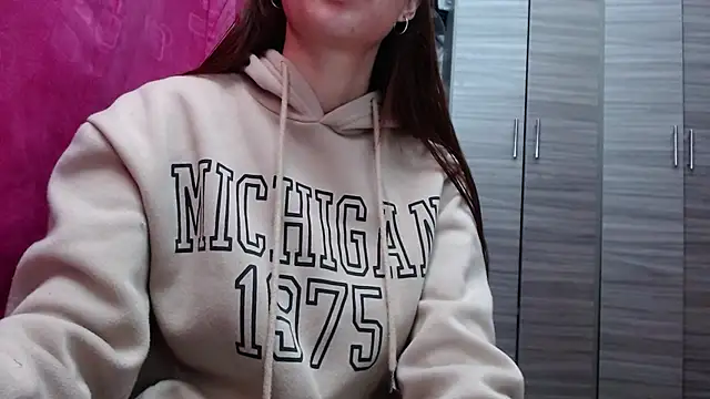 holy juli online show from March 4, 3:47 am