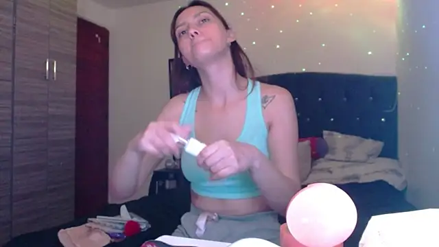 Snapshot of holy_juli chatting on June 30, 3:50 am holy juli online show from June 30, 3:50 am