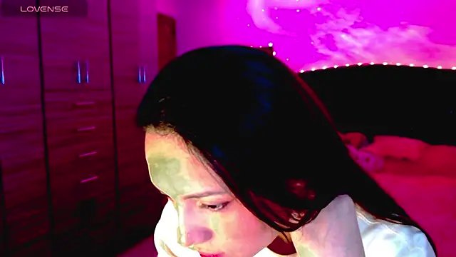 Snapshot of holy_juli chatting on November 21, 5:50 am holy juli online show from November 21, 5:50 am