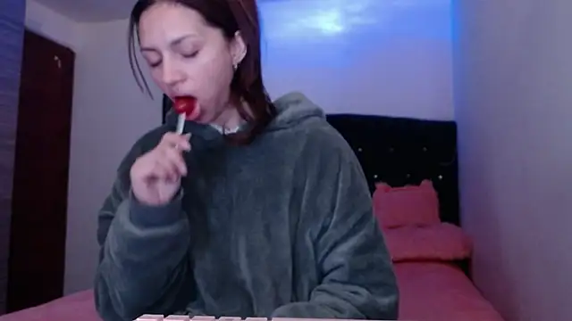 Snapshot of holy_juli chatting on July 11, 2:23 am holy juli online show from July 11, 2:23 am