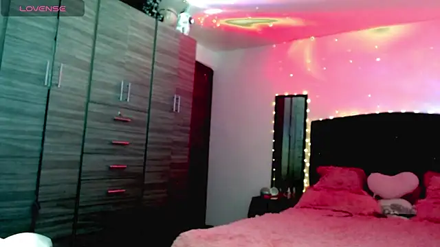 Snapshot of holy_juli chatting on November 15, 4:05 am holy juli online show from November 15, 4:05 am