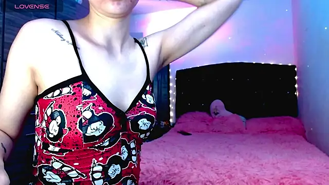 Snapshot of holy_juli chatting on November 26, 3:39 am holy juli online show from November 26, 3:39 am