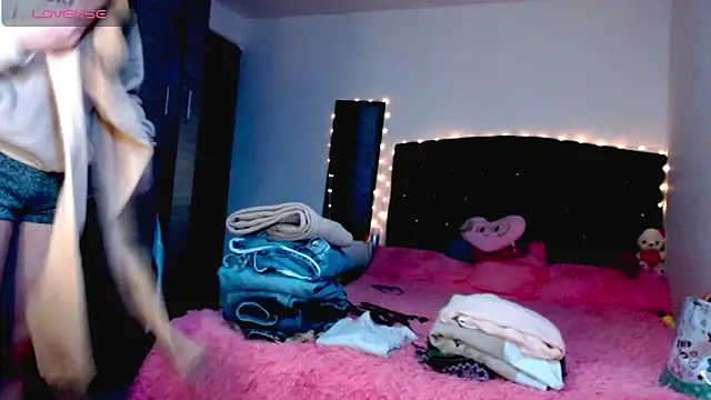 Snapshot of holy_juli chatting on December 15, 4:40 am holy juli online show from December 15, 4:40 am