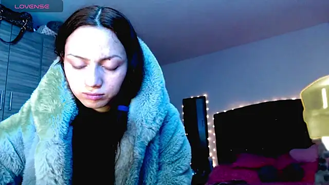 holy juli online show from December 19, 5:21 am