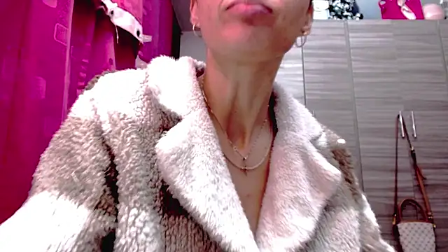 holy juli online show from February 11, 4:34 am