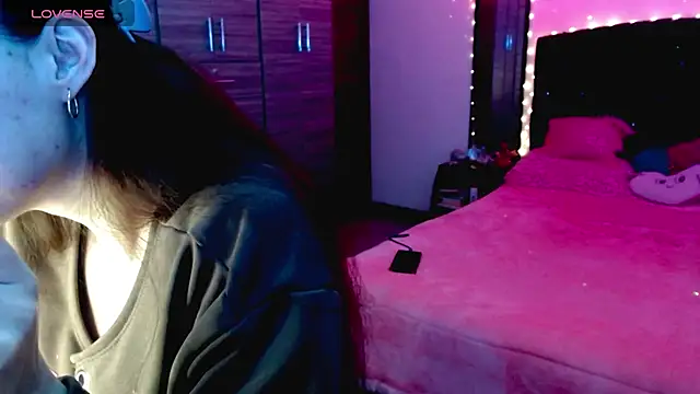 Snapshot of holy_juli chatting on November 5, 3:42 am holy juli online show from November 5, 3:42 am