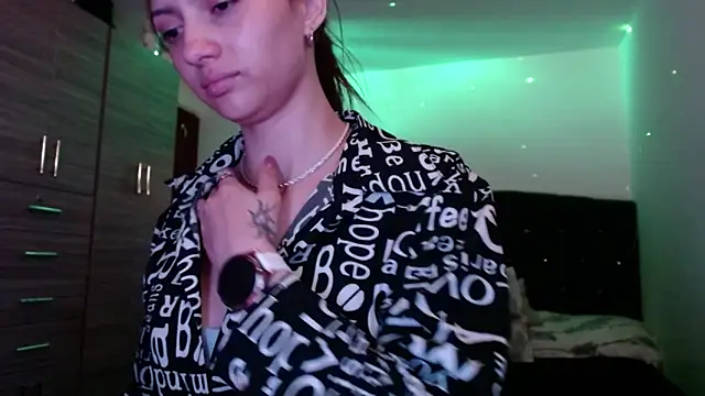 Snapshot of holy_juli chatting on June 11, 4:20 am holy juli online show from June 11, 4:20 am