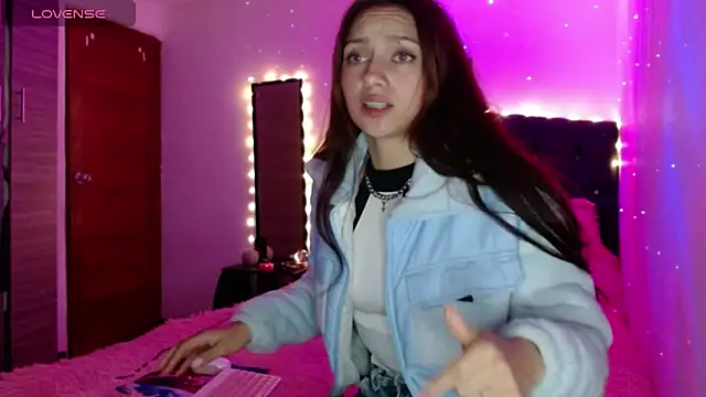 Snapshot of holy_juli chatting on March 9, 3:22 am holy juli online show from March 9, 3:22 am