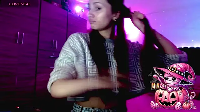 Snapshot of holy_juli chatting on October 28, 2:45 am holy juli online show from October 28, 2:45 am