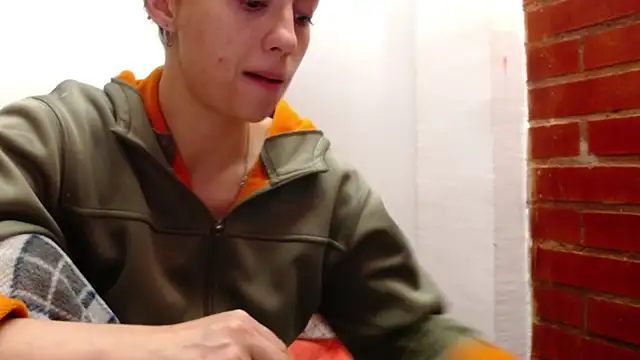 holy juli online show from April 12, 5:33 am