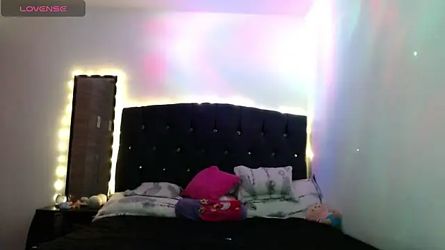 Snapshot of holy_juli chatting on February 11, 4:33 am holy juli online show from February 11, 4:33 am