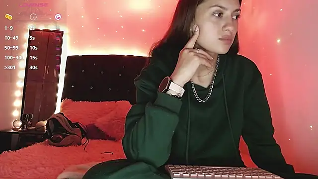 Snapshot of holy_juli chatting on February 17, 3:47 am holy juli online show from February 17, 3:47 am