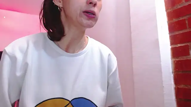 holy juli online show from March 8, 3:10 am