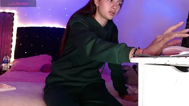 Snapshot of holy_juli chatting on February 18, 12:06 pm holy juli online show from February 18, 12:06 pm