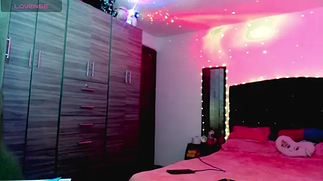 Snapshot of holy_juli chatting on November 11, 3:34 am holy juli online show from November 11, 3:34 am