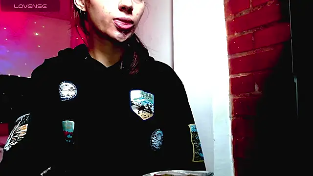 Snapshot of holy_juli chatting on November 19, 11:43 am holy juli online show from November 19, 11:43 am