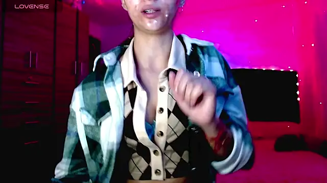 Snapshot of holy_juli chatting on November 23, 4:11 am holy juli online show from November 23, 4:11 am