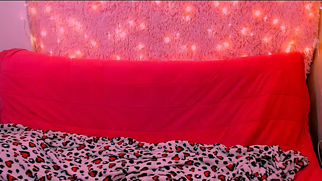 Snapshot of Molly_sweeet chatting on December 12, 8:03 am Molly sweeet online show from December 12, 8:03 am