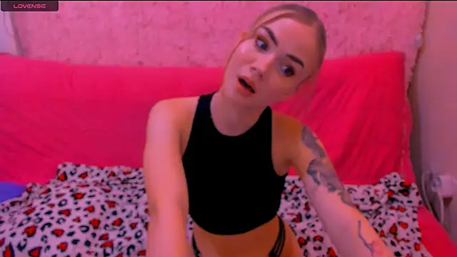 Snapshot of Molly_sweeet chatting on December 14, 8:34 am Molly sweeet online show from December 14, 8:34 am