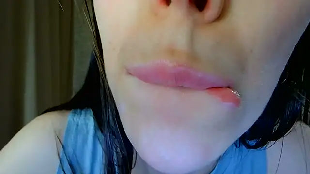 Snapshot of Anika_bloom chatting on June 10, 9:49 pm Anika bloom online show from June 10, 9:49 pm