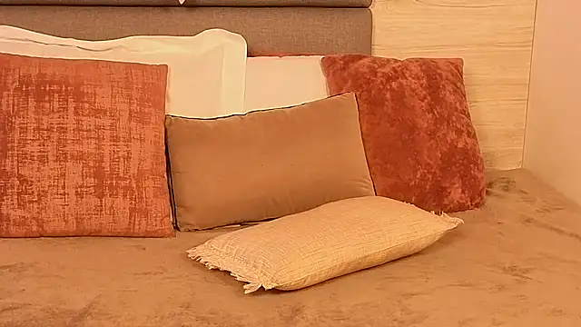 Lily Miiller online show from October 27, 8:43 pm