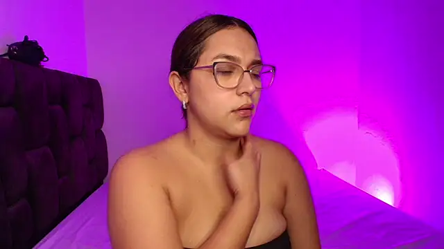 Snapshot of EmilySavvato chatting on March 16, 10:20 pm EmilySavvato online show from March 16, 10:20 pm