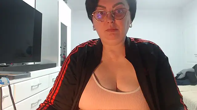 Amandamuller1982 online show from April 3, 8:15 pm