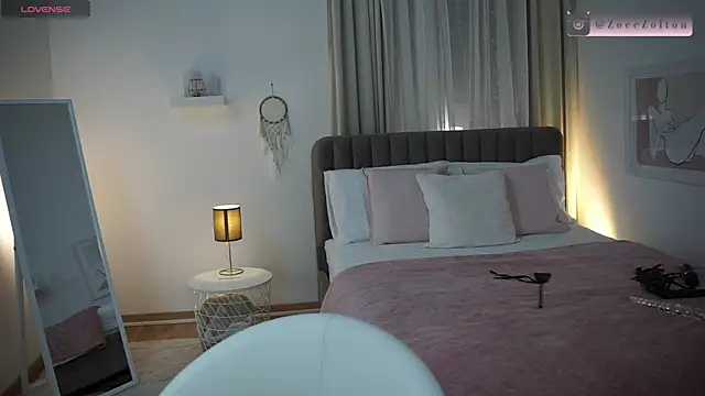 ZoeeZolton online show from March 21, 5:02 pm