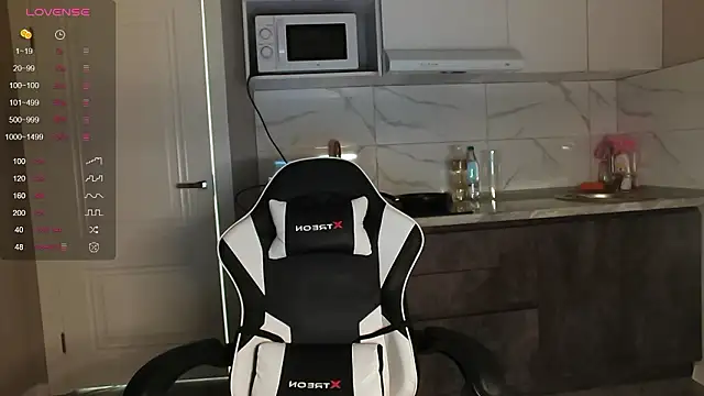 Snapshot of dragon_princesss chatting on February 9, 3:32 pm dragon princesss online show from February 9, 3:32 pm