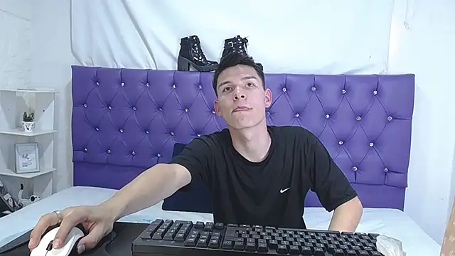 Zafiro Chizuy online show from December 1, 9:09 pm