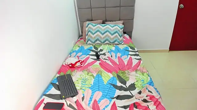 Snapshot of Miranda-brow chatting on October 24, 2:43 am Miranda-brow online show from October 24, 2:43 am