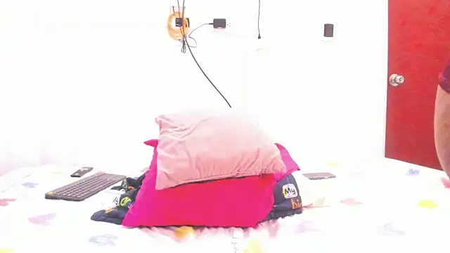 Snapshot of Miranda-brow chatting on November 4, 1:53 am Miranda-brow online show from November 4, 1:53 am