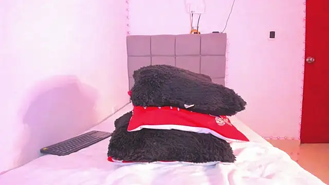 Snapshot of Miranda-brow chatting on December 15, 4:29 am Miranda-brow online show from December 15, 4:29 am