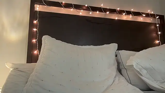 Snapshot of Youngjoshy chatting on December 23, 1:03 pm Youngjoshy online show from December 23, 1:03 pm