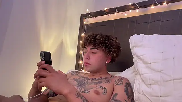 Snapshot of Youngjoshy chatting on December 25, 1:42 am Youngjoshy online show from December 25, 1:42 am