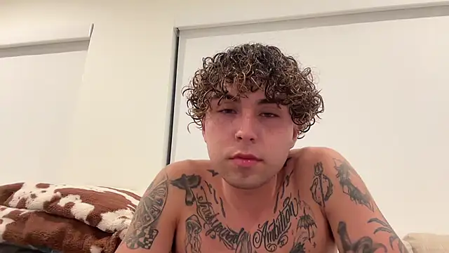 Snapshot of Youngjoshy chatting on December 7, 12:03 am Youngjoshy online show from December 7, 12:03 am