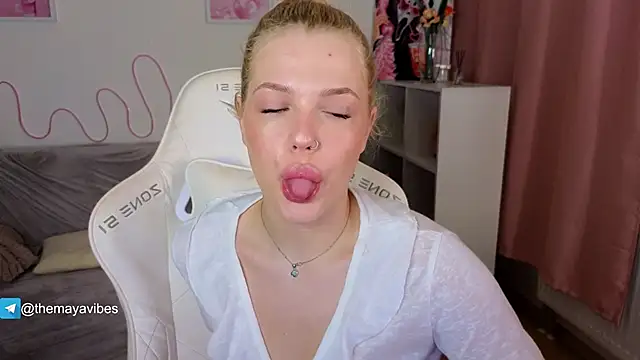 Snapshot of Maya_Rave chatting on February 27, 3:40 am Maya Rave online show from February 27, 3:40 am