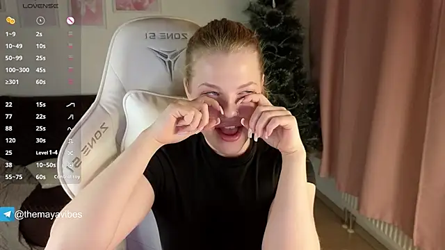 Snapshot of Maya_Rave chatting on January 17, 3:32 am Maya Rave online show from January 17, 3:32 am